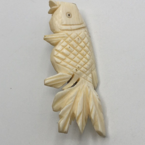 Vintage Carved Faux Ivory Resin Fish Brooch - Picture 5 of 7